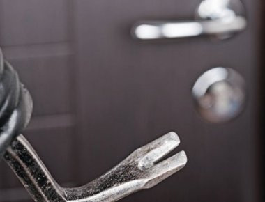 Βίντεο: Μαγαζάτορας πετάει ότι βρει σε δύο ληστές με μεγάλα σπαθιά